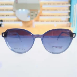 Gros plan de lunettes œil de chat bleues avec verres noirs dégradés et détails rectangulaires aux coins, finition brillante.