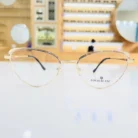 Gros plan sur lunettes œil de chat dorées en métal brillant, monture fine et branches délicates tendance.