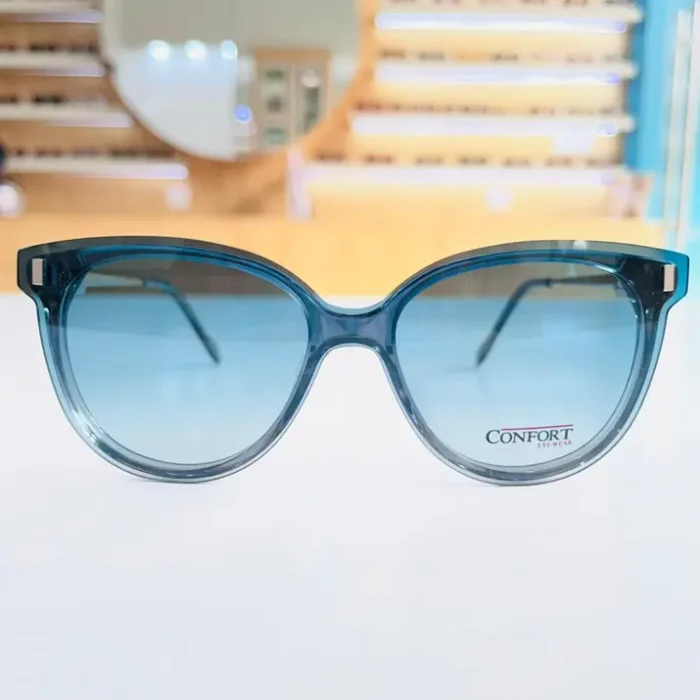 Gros plan sur la monture de lunettes œil de chat bleue, plastique brillant, épaisseur moyenne et branches fines.