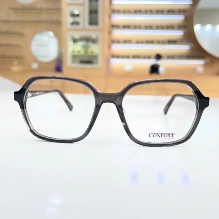 Vue de face de lunettes clips rectangulaires noir translucide, monture brillante aux branches fines et bords lisses.