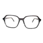 Présentation de lunettes clips rectangulaires noir transparent, monture angulaire brillante avec branches fines et épaisseur moyenne.