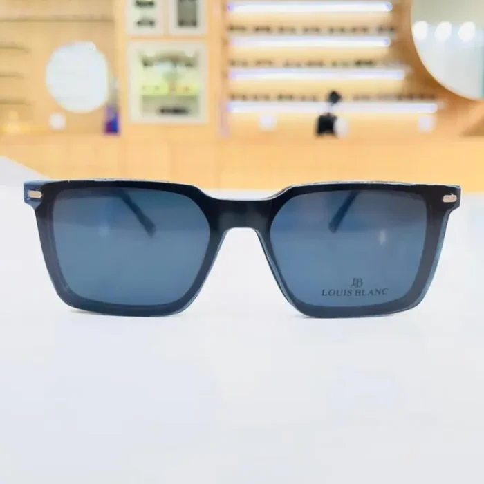 Lunettes clips rectangulaires noires à finition brillante portées en extérieur, style élégant pour un usage quotidien.