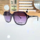 Lunettes clips rectangulaires violettes portées en extérieur, branches fines avec détail doré pour un look élégant.