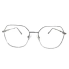 Lunettes de vue argentées modernes en métal brillant, monture géométrique fine, branches délicates et plaquettes nasales visibles.