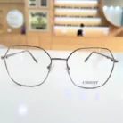 Lunettes de vue hexagonales argentées à monture fine en métal brillant, branches droites avec embouts, style élégant.