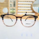 Vue de face de lunettes homme marron, monture arrondie en plastique brillant avec branches lisses.