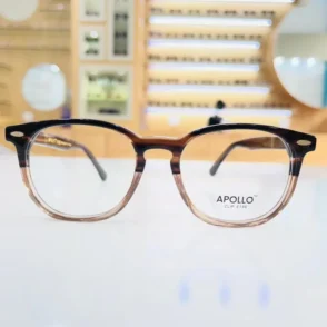 Vue de face de lunettes homme marron, monture arrondie en plastique brillant avec branches lisses.