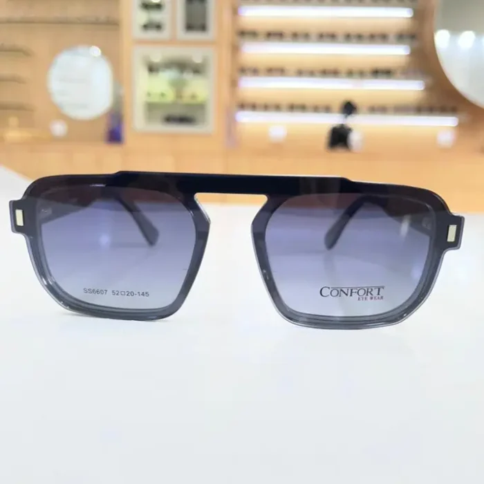 Gros plan de lunettes homme noires carrées, plastique brillant, monture épaisse et angulaire aux branches robustes.