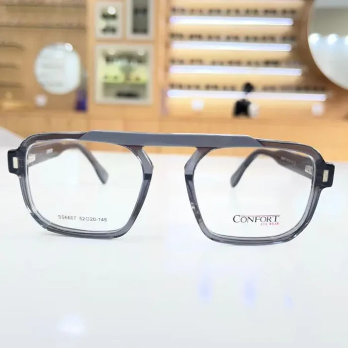 Lunettes homme rectangulaires gris et noir, monture épaisse brillante avec pont droit, style moderne de face.