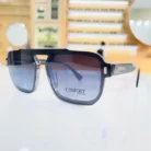 Lunettes homme rectangulaires noires avec touches transparentes et logo sur les branches, monture large brillante portée en situation.