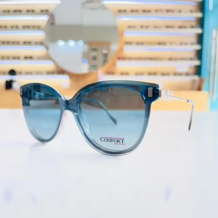 Vue de face de lunettes œil de chat bleu translucide avec branches fines argentées, finition brillante.