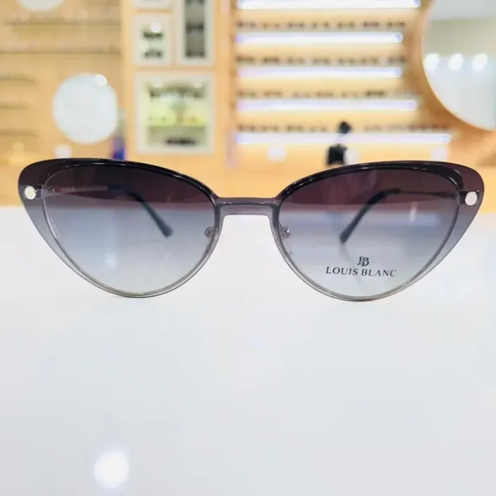 Lunettes œil de chat noir dégradé à finition brillante, branches fines et vis visibles, style élégant au quotidien.