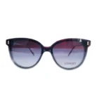 Lunettes œil de chat portées en style mode, monture noire épaisse à dégradé violet, branches fines et détails métalliques discrets.