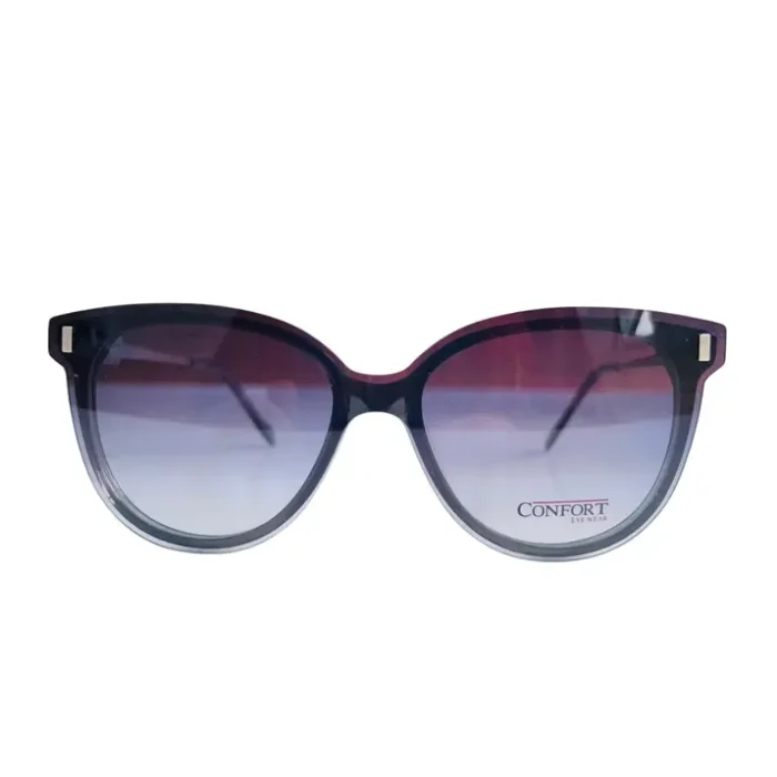 Lunettes œil de chat portées en style mode, monture noire épaisse à dégradé violet, branches fines et détails métalliques discrets.