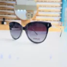 Vue multi-angles de lunettes œil de chat noires arrondies, finition brillante, branches fines avec détails transparents.