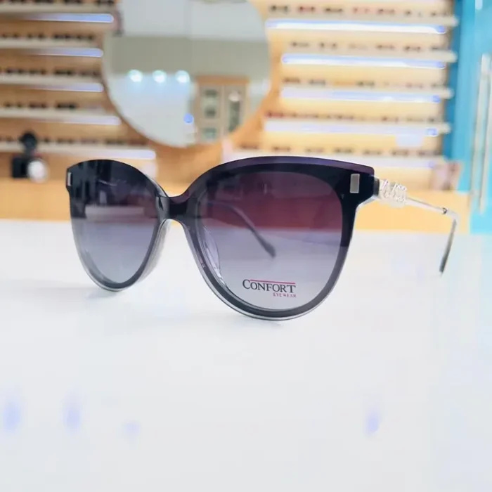 Vue multi-angles de lunettes œil de chat noires arrondies, finition brillante, branches fines avec détails transparents.