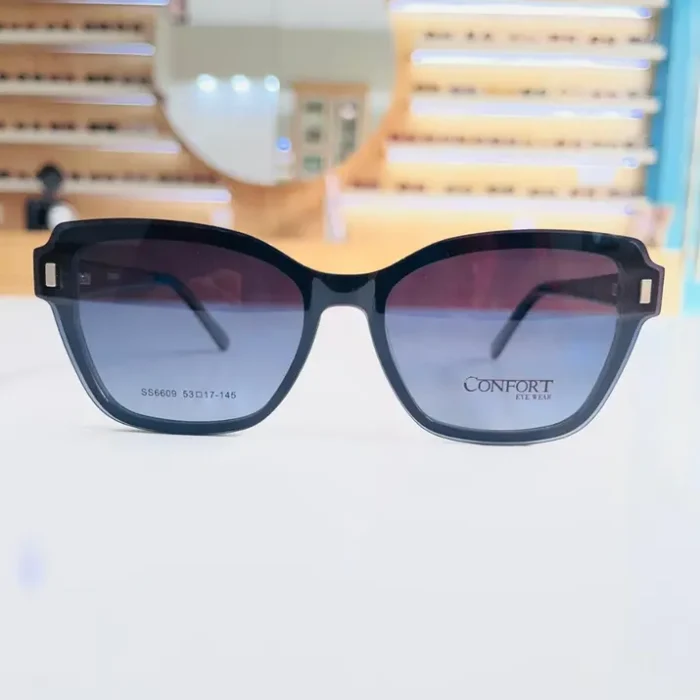 Lunettes œil de chat noires avec dégradé bleu, bord épais et détails métalliques aux coins, présentées en vue multiple.