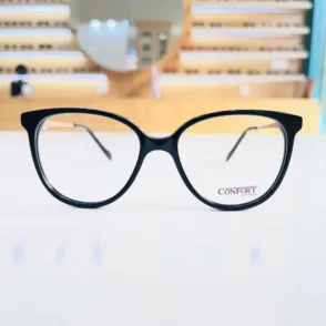 Vue de face de lunettes œil de chat noires en plastique brillant, monture élégante à branches fines.