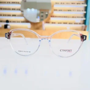 Vue de face de lunettes œil de chat transparentes, branches gris foncé/noir fines et brillantes, style chic femme.