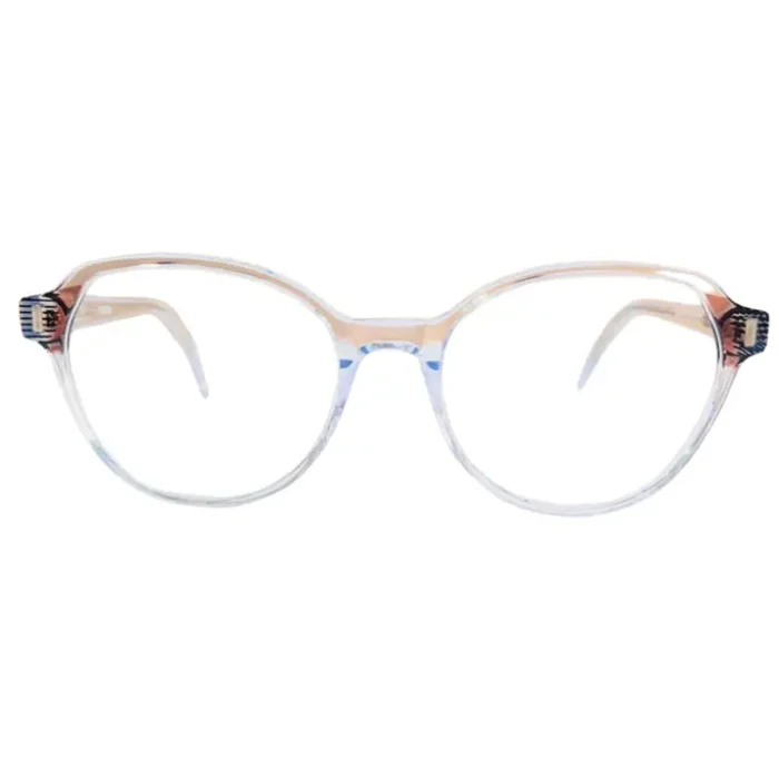 Lunettes œil de chat transparentes portées, avec touches rose pâle et bleu, branches courbées et détails texturés sur les côtés.