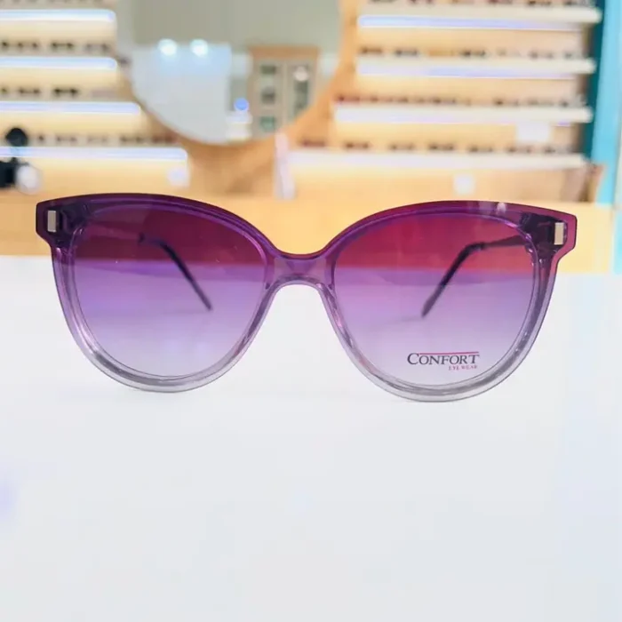 Présentation de lunettes œil de chat violet dégradé vers gris, branches fines et motif discret au coin des verres, vues multiples.