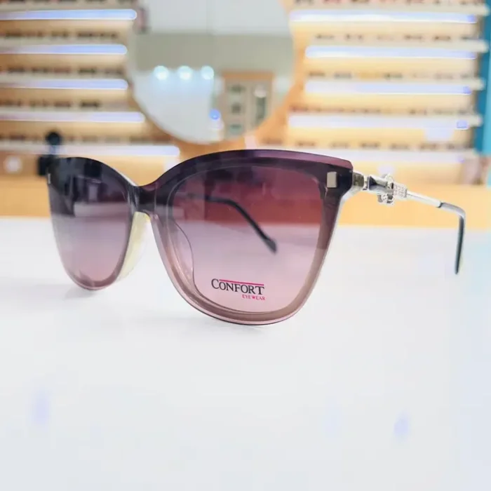 Lunettes œil de chat violettes portées, monture brillante avec branches fines et détails métalliques pour un style élégant.