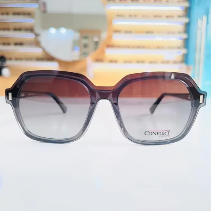 Lunettes oversize carrées noires en plastique brillant, style audacieux pour un look moderne en extérieur.