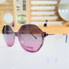 Vue de face de lunettes oversize octogonales violettes brillantes, branches fines avec embouts métalliques.