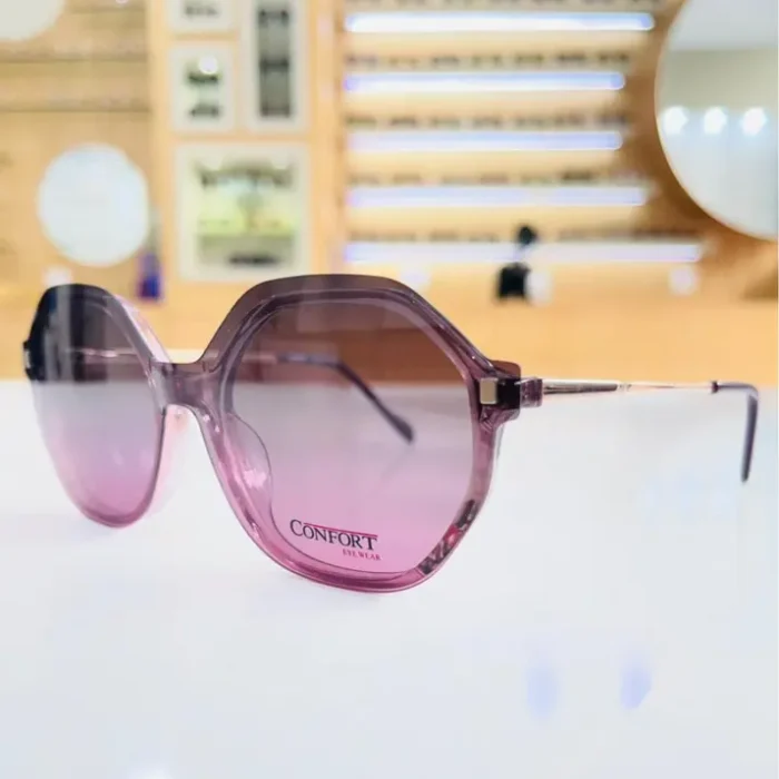 Vue de face de lunettes oversize octogonales violettes brillantes, branches fines avec embouts métalliques.