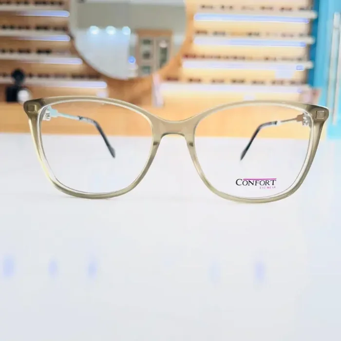 Vue de face de lunettes rectangulaires beige transparent avec branches noires fines et finition brillante.