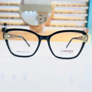 Lunettes rectangulaires noires en plastique brillant, vue de face, avec embouts de branches transparents.