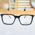 Vue de face de lunettes rectangulaires noires à finition brillante, monture plastique élégante pour le bureau.