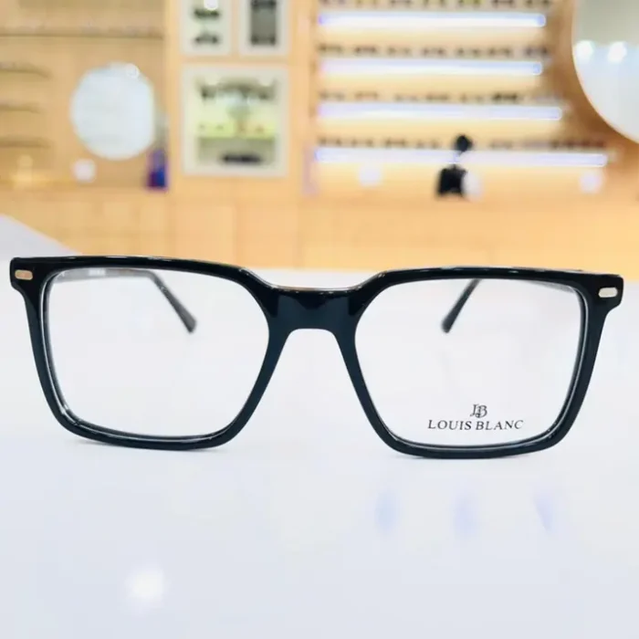 Vue de face de lunettes rectangulaires noires à finition brillante, monture plastique élégante pour le bureau.