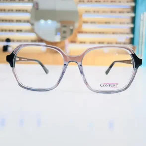 Vue de face de lunettes rectangulaires transparentes à monture fine et branches noires, finition brillante.