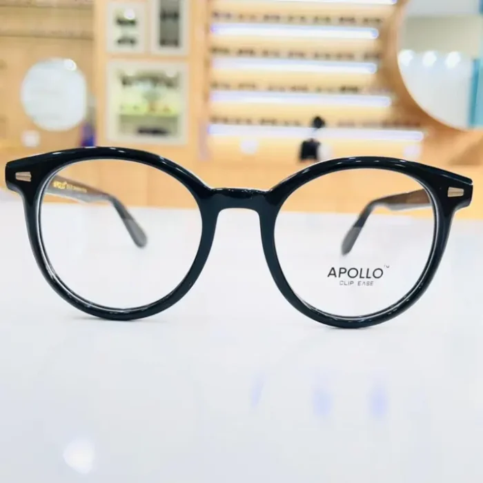 Lunettes rondes noires à monture plastique brillante, vue de face, style élégant pour un usage quotidien.