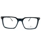 Monture de lunettes rectangulaires noires épaisses, branches droites et détails métalliques au coin, style intemporel.