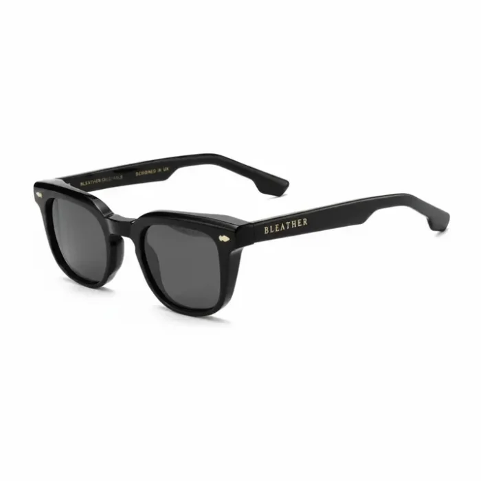 Achat lunette de soleil monture noire géométrique Achat lunette de soleil : lunettes à monture noire épaisse, forme géométrique, verres sombres opaques, branches droites.