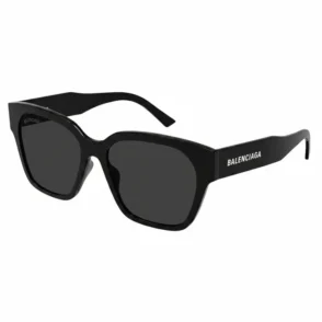 Balenciaga lunette de soleil rectangulaire avec monture noire, branches épaisses et logo BALENCIAGA blanc, verres teintés foncés.