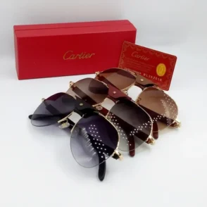 Trois paires de Cartier lunette de soleil à monture dorée, verres foncés et dégradés, avec boîte et carte rouges.