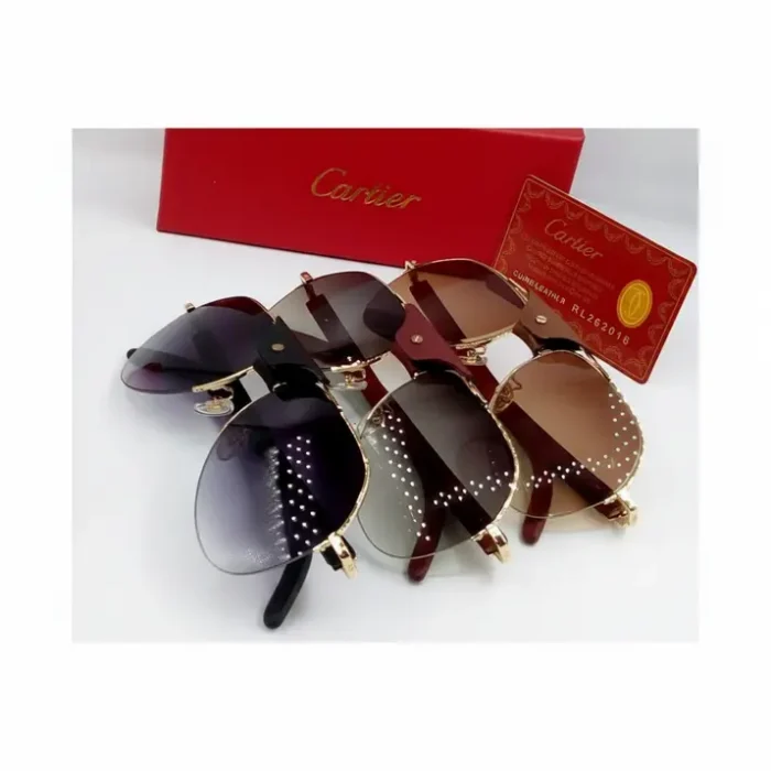 Cartier lunette de soleil homme aviator dorées Collection de Cartier lunette de soleil homme style aviator, verres teintés, montures dorées cloutées et branches épaisses.