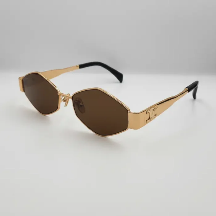 Celine lunette de soleil femme à forme géométrique, verres sombres, monture métal doré, branches fines avec embouts noirs.