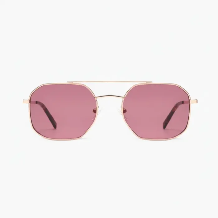 Comment choisir ses lunettes de soleil : paire à monture métal doré, pont double et verres roses octogonaux.