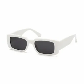 Fille avec lunette de soleil rectangulaire blanche, verres foncés, cheveux blonds tressés, assise dans une voiture.