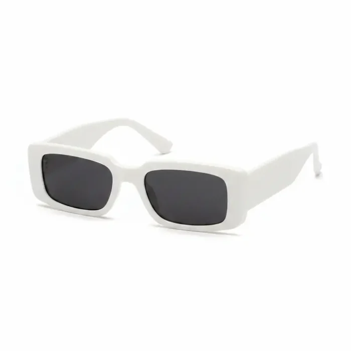 Fille avec lunette de soleil rectangulaire blanche Fille avec lunette de soleil rectangulaire blanche, verres foncés, cheveux blonds tressés, assise dans une voiture.