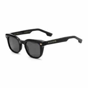Les meilleurs lunettes de soleil pour homme, monture noire mate style wayfarer, branches épaisses avec lettres dorées et verres foncés.