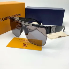 Louis Vuitton lunette de soleil homme à monture rectangulaire noire avec verres teintés, présentée avec boîte et étui.