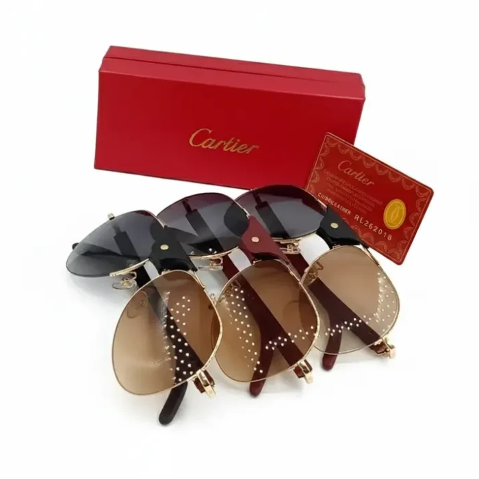 Plusieurs Lunette de soleil Cartier en métal doré avec verres teintés et motifs pointillés, avec boîte et carte rouges Cartier.