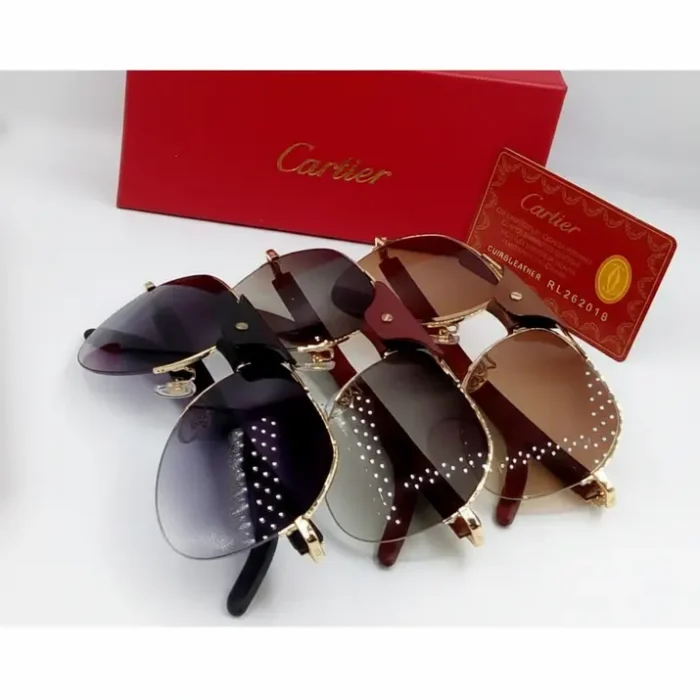 Lunette de soleil Cartier femme dorée Plusieurs paires de lunette de soleil Cartier femme en métal doré, verres teintés marron à noir, avec boîte et carte rouges Cartier.