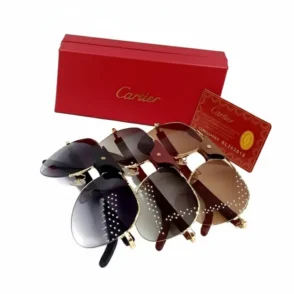 Plusieurs lunettes de soleil Cartier pour homme avec montures dorées et verres teintés, devant boîte rouge et certificat Cartier.