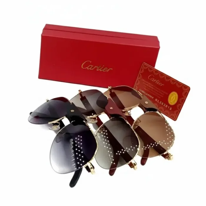 Lunette de soleil Cartier homme prix et certificat Plusieurs lunettes de soleil Cartier pour homme avec montures dorées et verres teintés, devant boîte rouge et certificat Cartier.